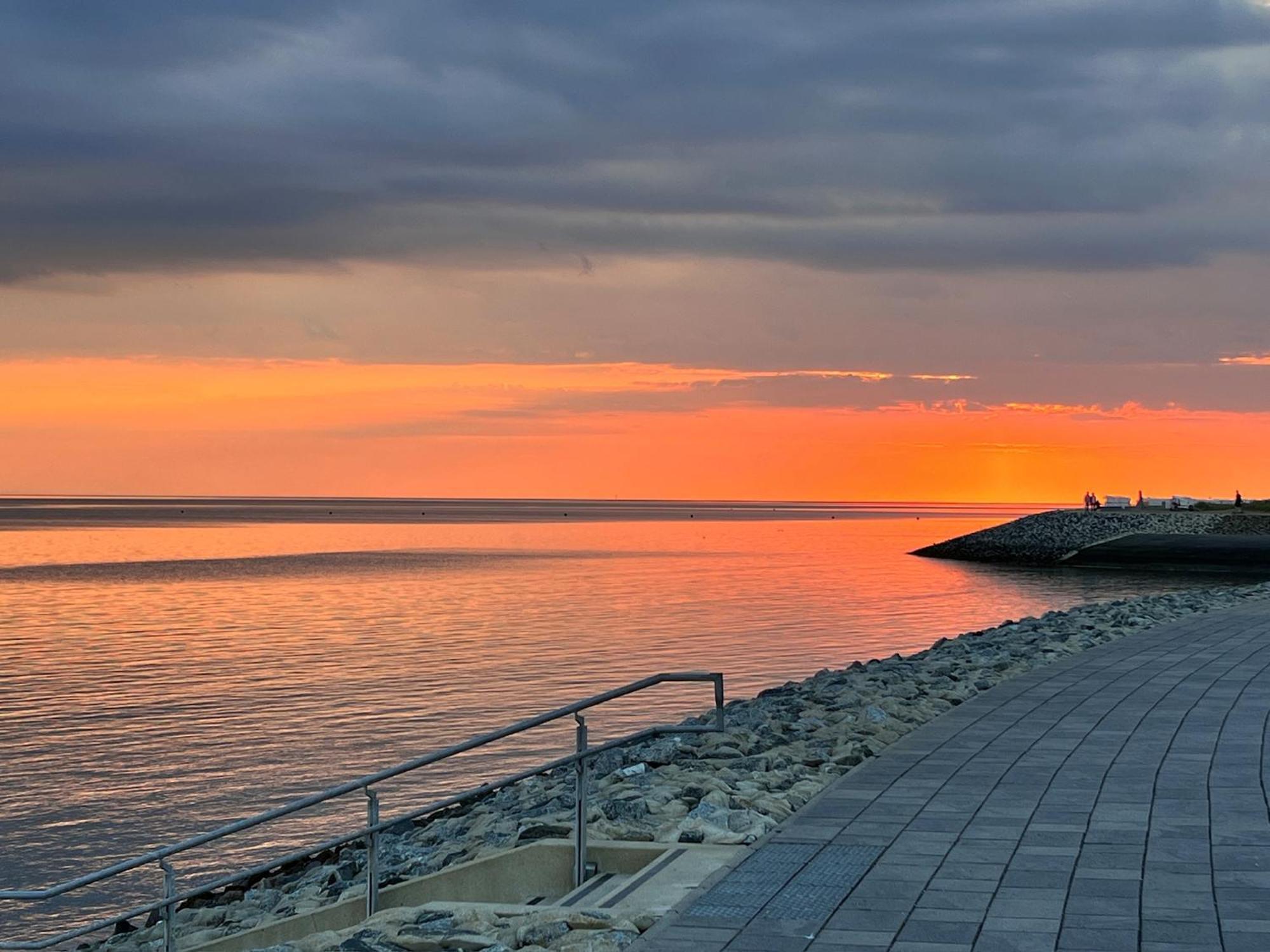 Neu - Frisch Renoviertes Ferienapartment "Waterkant" Büsum Exteriör bild